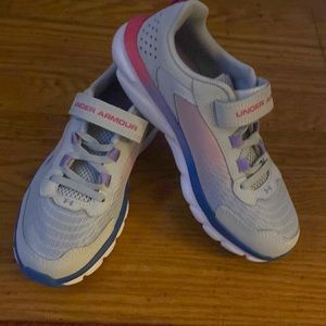 Girls size 2.5 UnderArmor GPS Assert 9AC sneakers